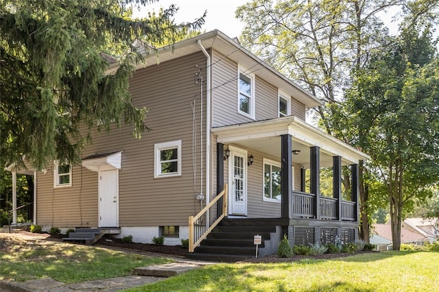 view of front facade with a front yard