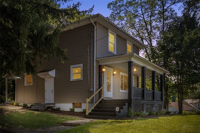 view of front facade featuring a yard