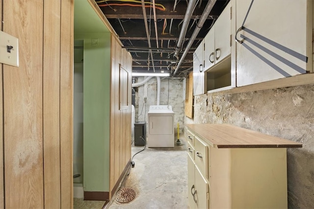 basement with washer / dryer