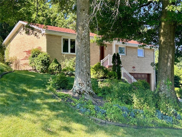 view of front facade featuring a front lawn