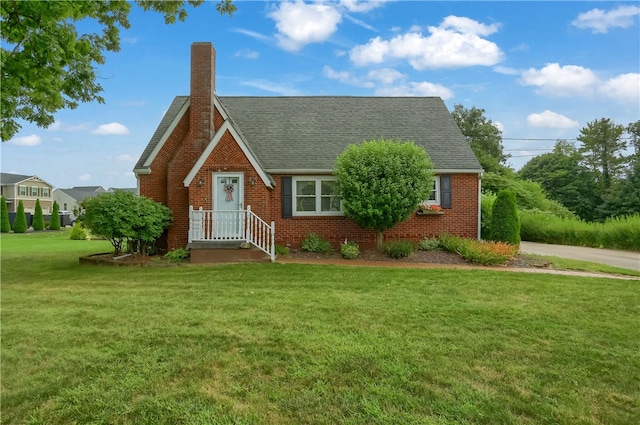 view of front of property featuring a front yard