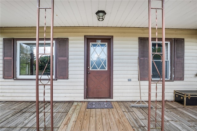 entrance to property featuring a wooden deck