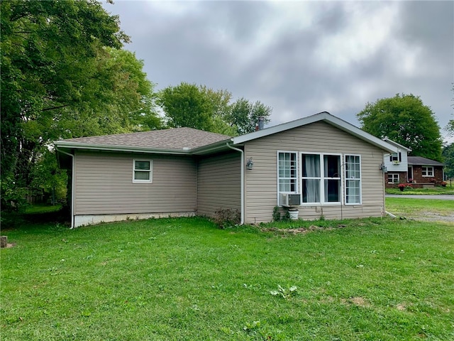 single story home with a front lawn