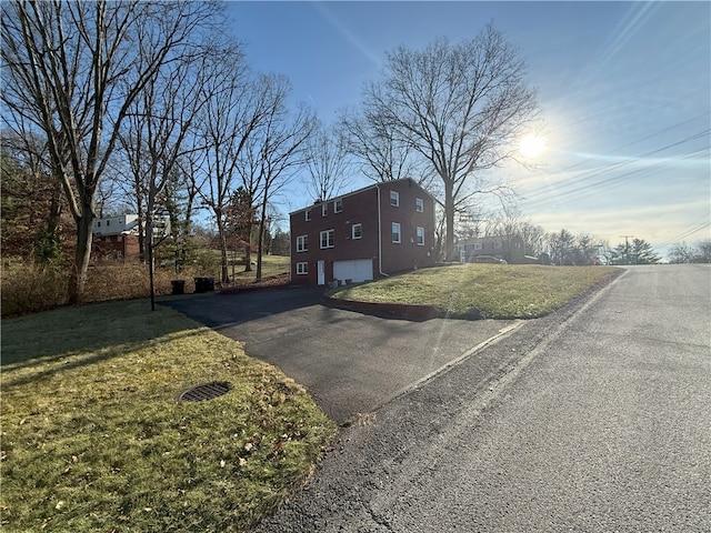 view of front of home featuring a front yard and a garage