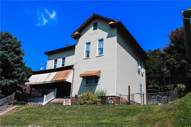 back of house featuring a yard