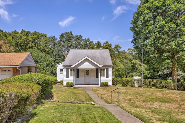 view of front facade featuring a front lawn and a porch