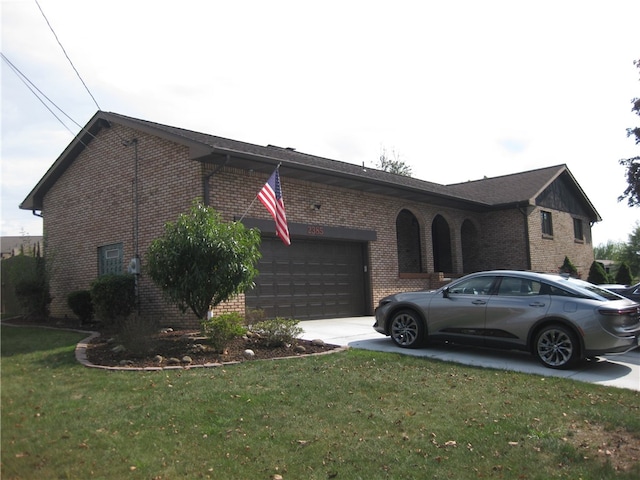 view of front facade featuring a front yard and a garage