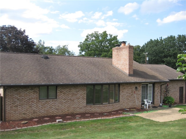 view of front of property with a front yard