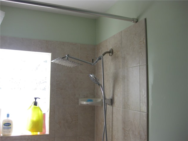 bathroom featuring tiled shower