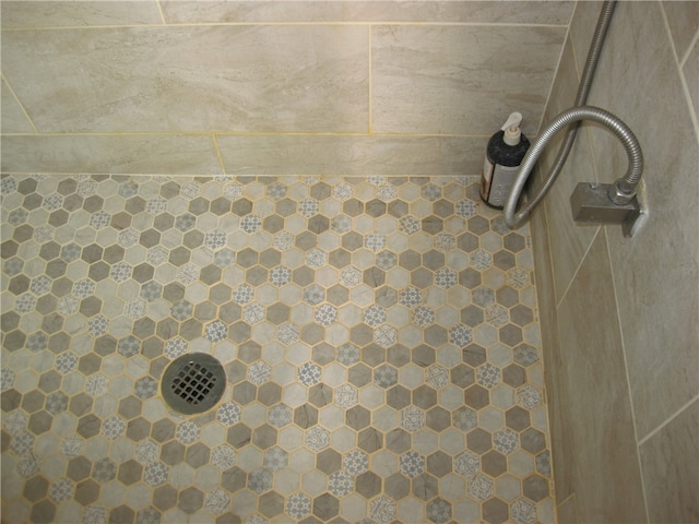 details with a tile shower