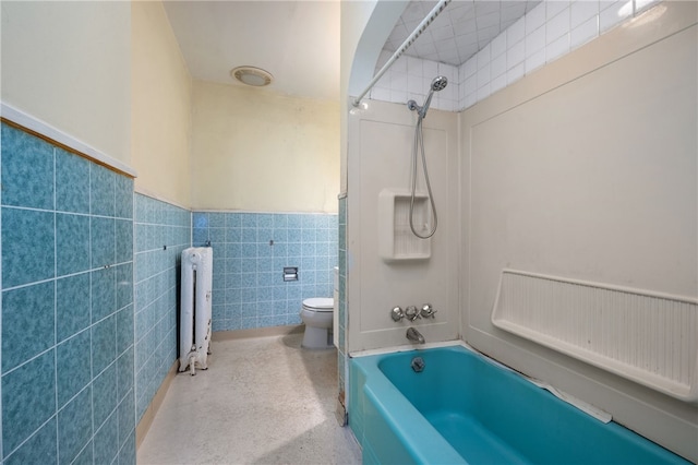 full bath with radiator, a wainscoted wall, shower / tub combination, toilet, and tile walls