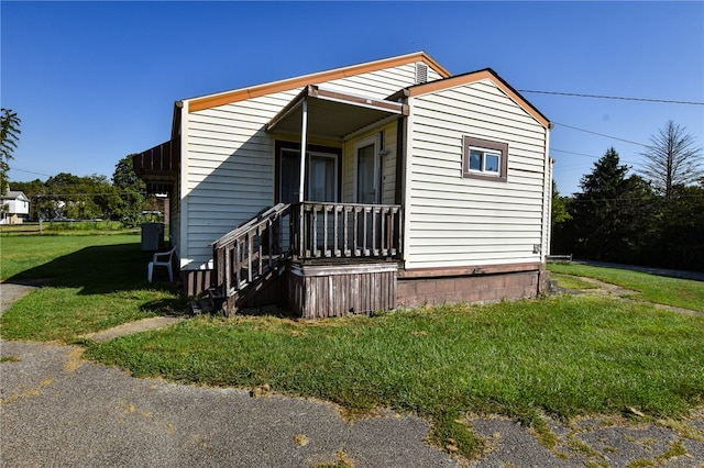 view of front of property featuring a front yard