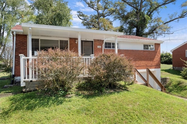 view of front facade with a front yard