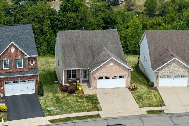 view of front of property featuring a front lawn