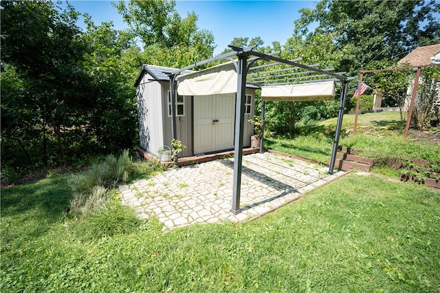 view of yard featuring a shed, a patio area, and a pergola