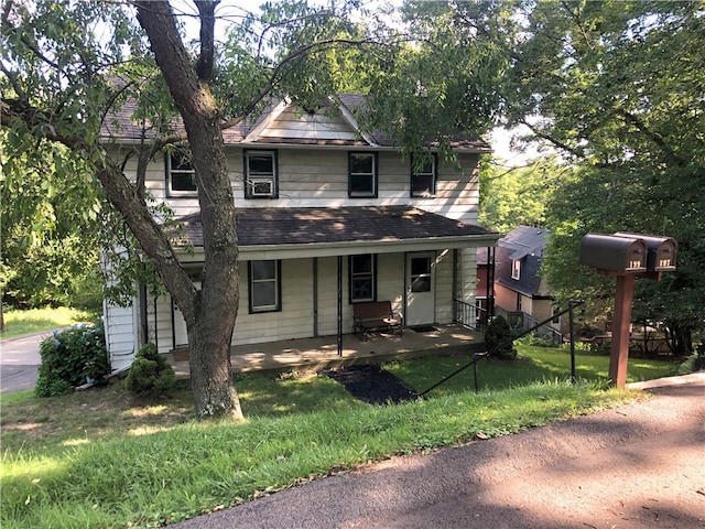 view of front of property featuring a front lawn