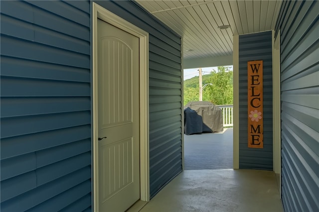 entrance to property featuring covered porch