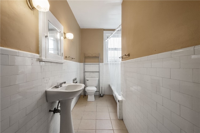 622 Bellaire Ave, Brookline, PA 15226 - bathroom with wainscoting, toilet, tile patterned floors, tile walls, and a shower with shower curtain