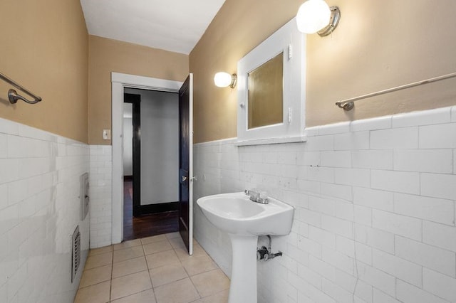 622 Bellaire Ave, Brookline, PA 15226 - bathroom featuring tile walls, a wainscoted wall, and tile patterned flooring
