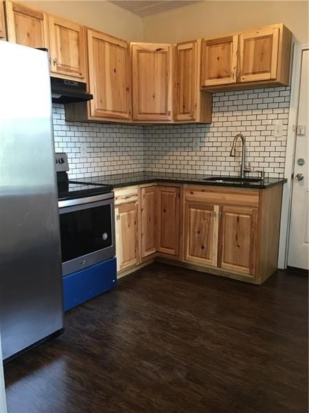 kitchen featuring sink, appliances with stainless steel finishes, dark hardwood / wood-style flooring, and decorative backsplash