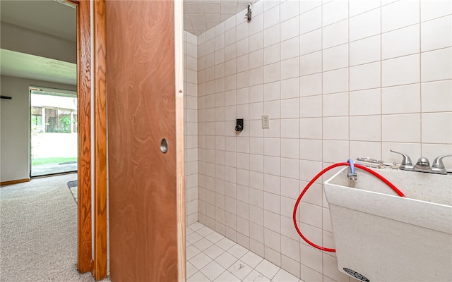 bathroom featuring sink and a tile shower