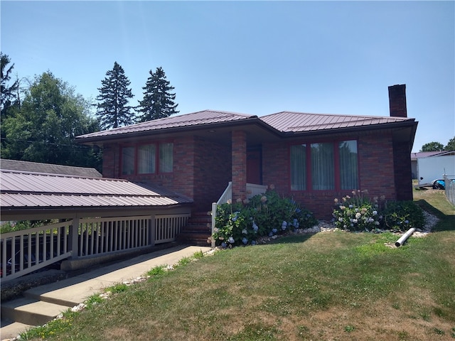 view of front of house featuring a front lawn