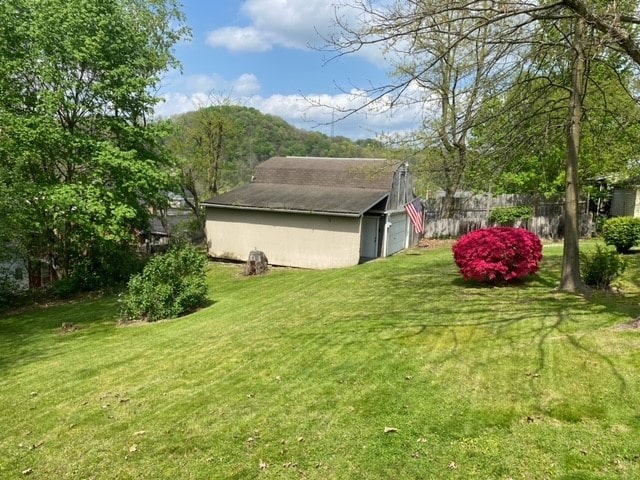 view of yard with a storage unit