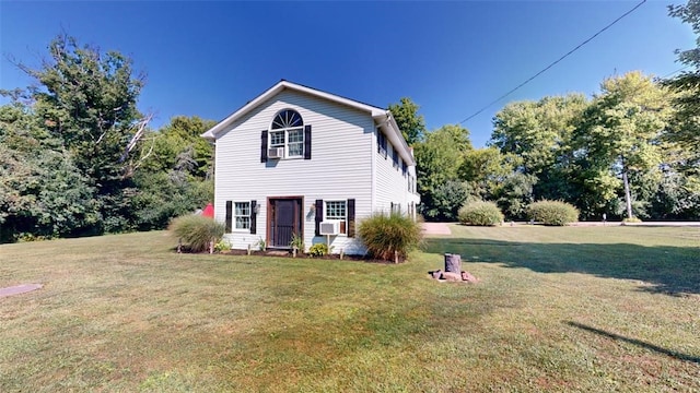 view of front of property featuring a front yard