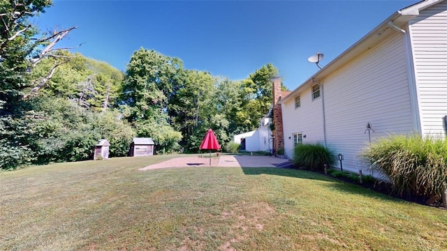 view of yard featuring a patio area