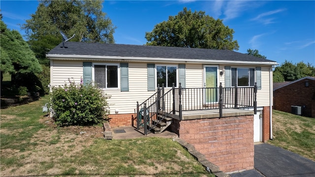 view of front of home with a front lawn