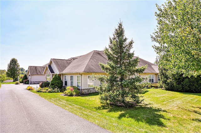 view of front of property with a front yard