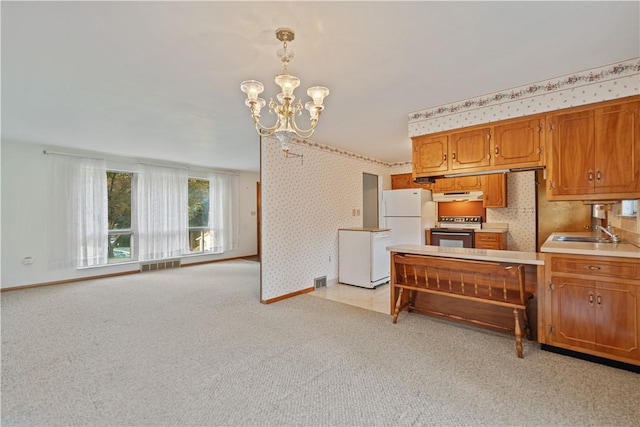 kitchen featuring sink, electric range, decorative light fixtures, an inviting chandelier, and white refrigerator