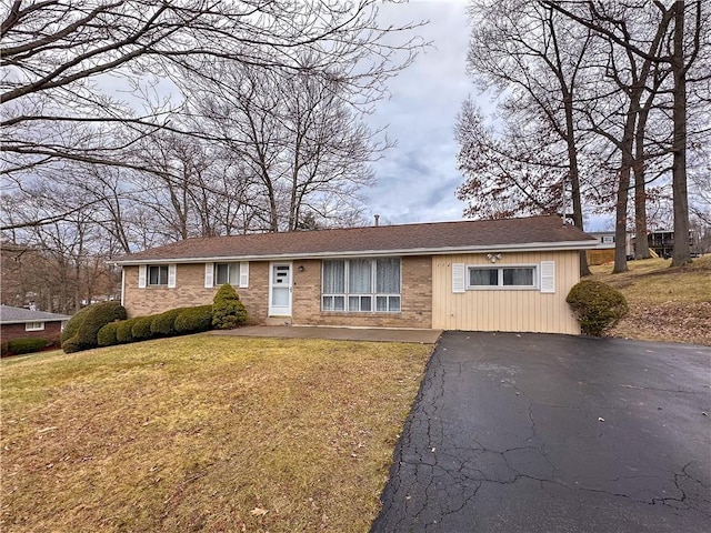 single story home with a front yard