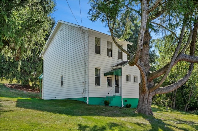 back of house featuring a lawn