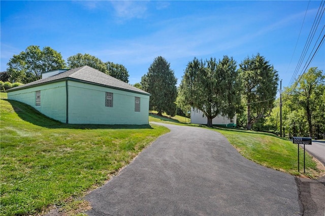 view of side of property featuring a yard