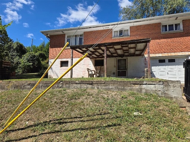 view of front of property featuring a front yard and a garage