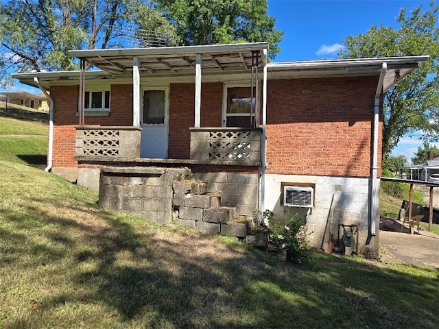 single story home with a front yard