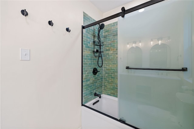 bathroom with enclosed tub / shower combo