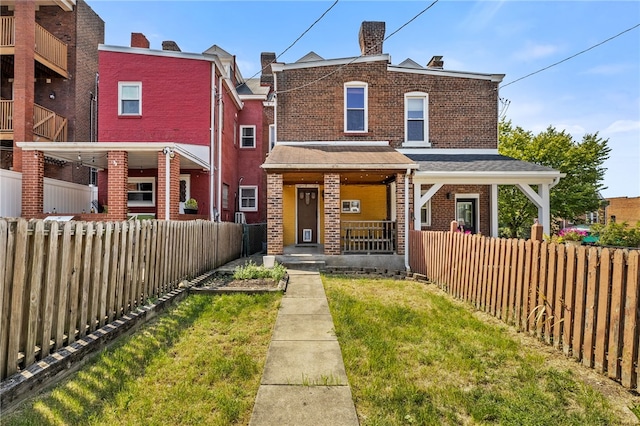 view of front facade featuring a porch and a front lawn