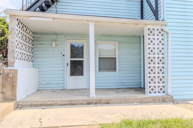 entrance to property featuring covered porch