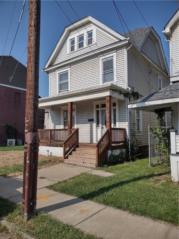 view of front facade featuring a porch and a front lawn