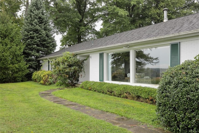 view of side of property featuring a lawn