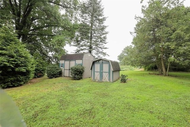 view of yard featuring an outbuilding and a storage shed