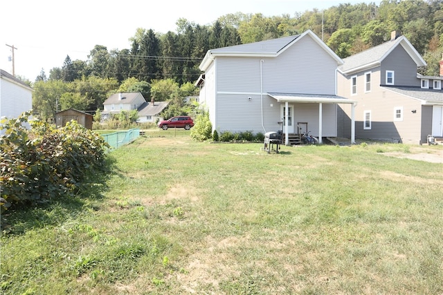 view of front facade featuring a front yard