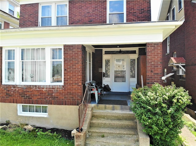 property entrance featuring ceiling fan and covered porch