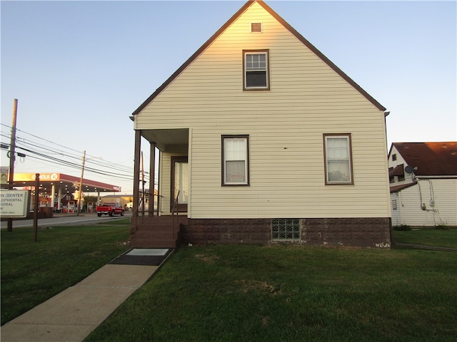 view of front of home with a front yard