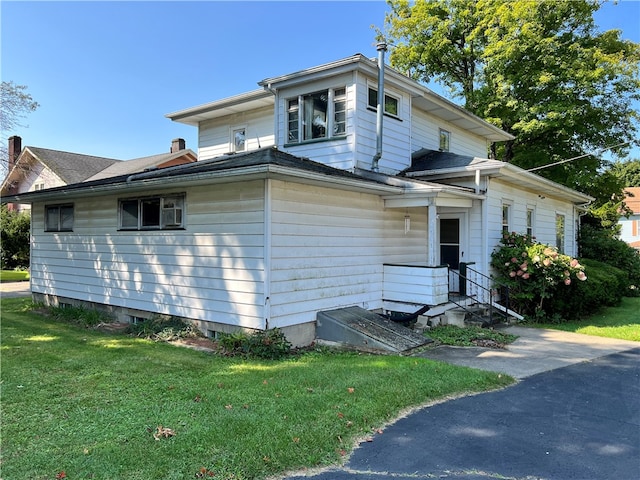 view of front of house featuring a front lawn