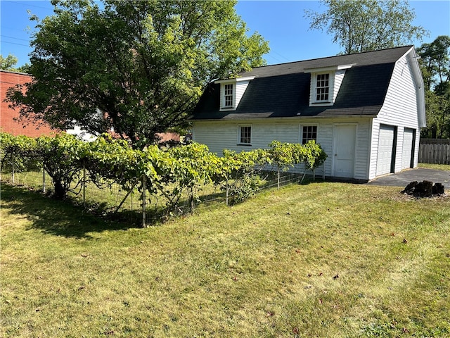 view of front of house featuring a front lawn