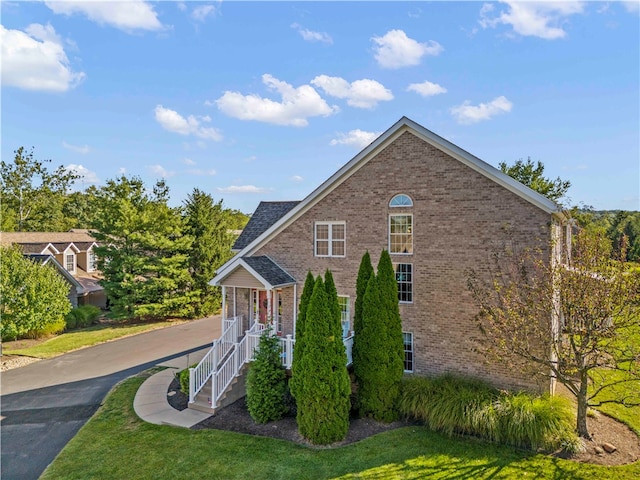 front facade featuring a front lawn