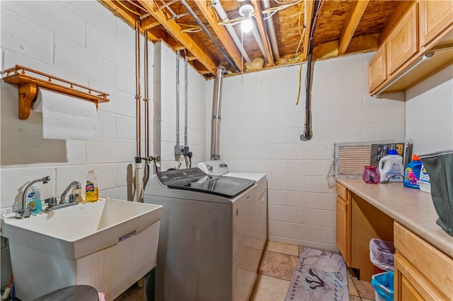 laundry room with cabinets, sink, and washing machine and dryer